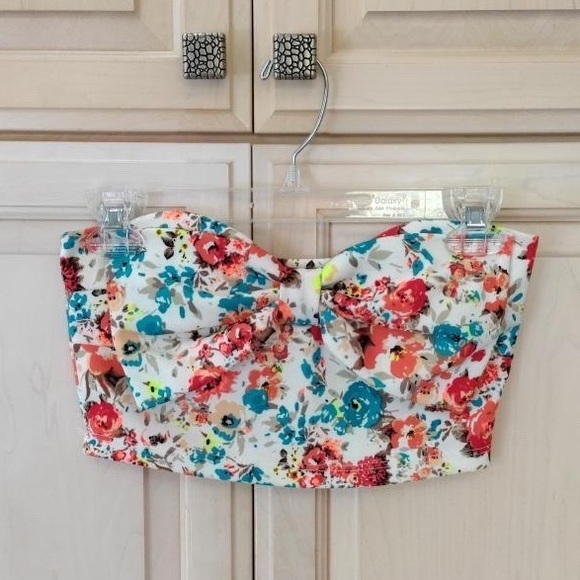 Wet Seal Tops - [LIKE 🆕] Wet Seal: Floral Crop Top